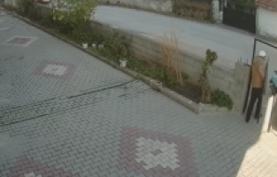 Kapı hırsızı kıskıvrak yakalandı