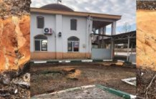 Mezarlık Cami avlusundaki çınarlar kesildi 