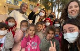 OKÜ'lü gençler köy okuluna 1000 kitap bağışladı