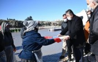 Vali Yılmaz'dan turp üreticilerine ve turp işçilerine ziyaret