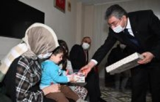 Vali Yılmaz, Düziçi'nde şehit Abdurrahman Topuksuz'un ailesini ziyaret etti