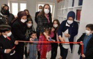 Vali Yılmaz'ın eşi Şenay Yılmaz, kütüphane açılışı yaptı