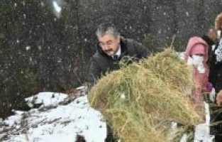 Vali Yılmaz kızları ile birlikte doğaya yem bıraktı