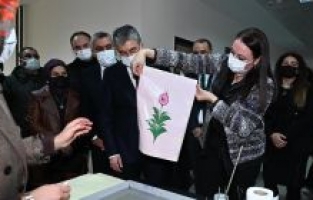 Vali Yılmaz ve eşi Şenay Hanımefendi, Halk Eğitim Merkezi ve OBEM'i ziyaret etti