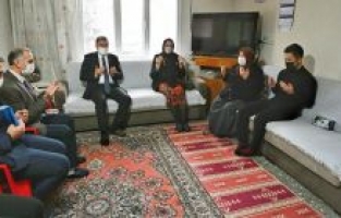 Vali Yılmaz ve eşinden şehit ailelerine ziyaret