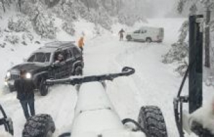 Yaylalarda kar yağışı nedeniyle mahsur kalanlar kurtarıldı