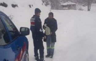 Yolların kapalı olduğu köyde, maması biten bebeğin yardımına Jandarma koştu
