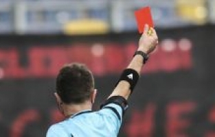 9 kırmızı kart çıkan maç yarıda kaldı