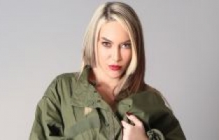 Esma Er “Bi Tek Aşk”