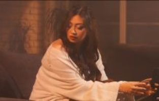 İlkim Aydın'dan İddialı Giriş 'Sarı Odalar'