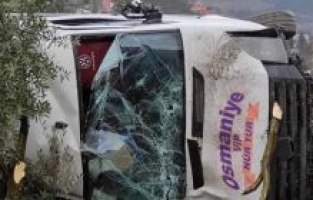 Osmaniye'de yolcu minibüsü devrildi: 6 yaralı