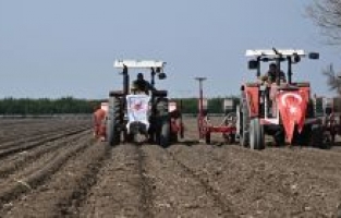 Vali Dr. Erdinç Yılmaz, mısır ekimi yaptı