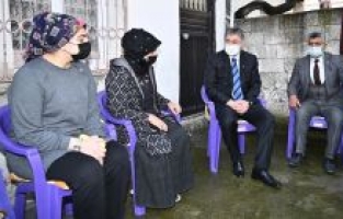 Vali Yılmaz 4 çocuklu bir ailenin evine konuk oldu