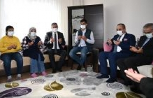 Vali Yılmaz, Kadirli'de şehit ailesini ziyaret etti