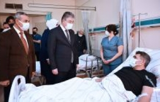 Vali Yılmaz, Yaralı Polis Memurunu hastanede ziyaret etti
