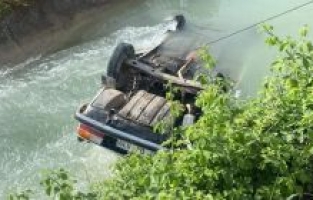 Su kanalına düşen araçtaki 3 kişi yaralandı