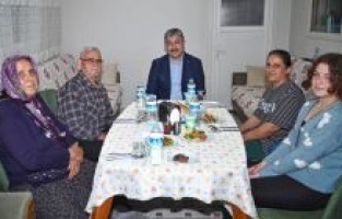 Vali Yılmaz, şehit ailesi ile iftar yemeğinde bir araya geldi