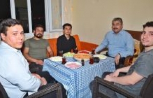 Vali Yılmaz, üniversiteli gençlerle sahurda bir araya geldi