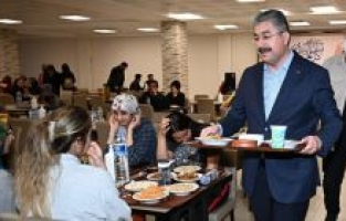 Vali Yılmaz ve Eşi, KYK Kız Yurdunda öğrencilerle iftar yaptı