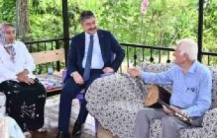 Vali Yılmaz, Aşık Feymani'yi evinde ziyaret etti