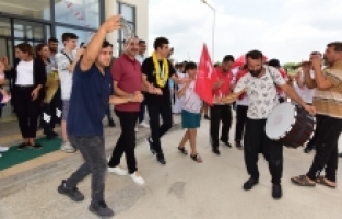 Dünya ikincisi olan sporcu davulla zurnayla karşılandı