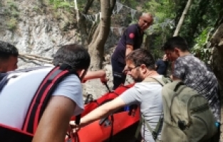 Kayalıklardan düşüp ayağı kırıldı, 1 km sedye ile taşındı