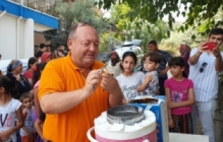 Başkan Ömer Tarhan, çocuklara dondurma dağıttı