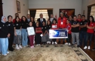 Vali Yılmaz, Teknofest Karadeniz'de başarılı olan öğrencileri ödüllendirdi