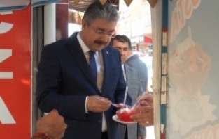 Yaşar Usta, Vali Yılmaz'a Bici Bici ikram etti