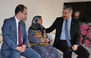 Vali Yılmaz şehit annesini ziyaret etti