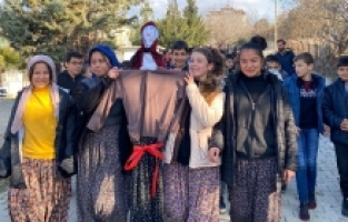 Öğrenciler yağmur duası için "Çomçalı Gelin" etkinliği yaptı