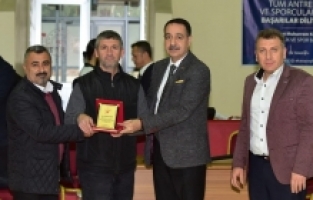 Spor 80 ekibine teşekkür plaketi