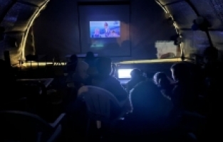 Çadır kentte kalan çocuklara sinema gösterimi yapıldı