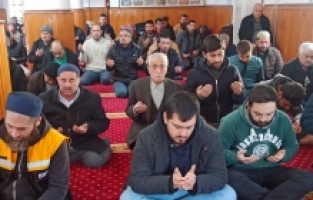 Depremde hayatını kaybedenler için gıyabi cenaze namazı kılındı 