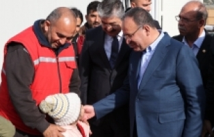Adalet Bakanı Bekir Bozdağ, Osmaniye'de afetzedeleri ziyaret etti