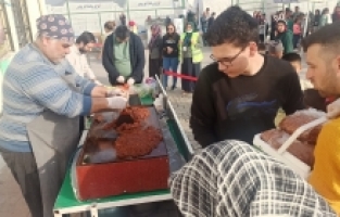 Afetzedelere sucuk ekmek ikram etti