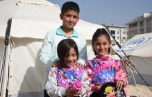 Minik Zeynep’in depremzede çocuklara gönderdiği oyuncaklardan çıkan not duygulandırdı