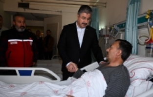 Vali Yılmaz, depremde eşini ve çocuklarını kaybeden Gazi'yi hastanede ziyaret etti