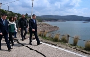 Vali Yılmaz, depremde hasar gören Kalecik Barajı kretinde incelemede bulundu