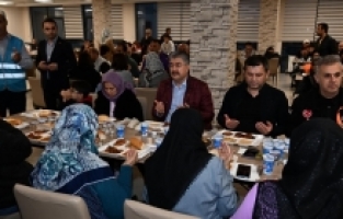 Vali Yılmaz, Kayıboyu Kız Öğrenci Yurdunda kalan depremzedelerle iftarda buluştu