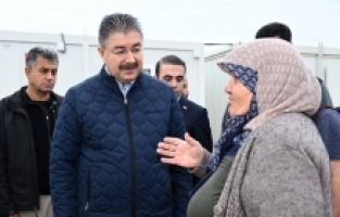 Vali Yılmaz, konteyner kentteki depremzedeleri ziyaret etti
