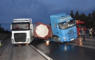 Adana'da aynı yoldaki 3 zincirleme kazada 10 kişi yaralandı