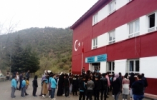 Adana'da vefat eden 4 öğretmenin okulunda öğrenciler etkinlikte buluştu