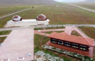 Afşin'de lavanta tarlasına kurulan arı evi depremde zarar görmedi