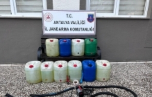 Antalya'da park halindeki kamyondan akaryakıt çalan 3 kişi gözaltına alındı
