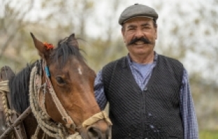 Ata koştuğu sabanla tarlaları sürüp iki oğlunun doktor olmalarını sağladı