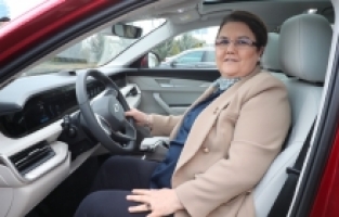 Bakan Derya Yanık, makam aracı Togg’la trafiğe çıktı