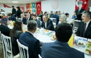 Bakan Mahmut Özer, Osmaniye'de depremzede öğretmenlerle iftarda buluştu
