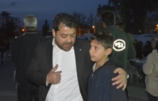 Çadır kentte depremzedelerle iftar yapan Keleş, çocuklara oyuncak dağıttı