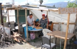 Depremzede kadın gözleme yaparak aile bütçesine katkı sağlıyor